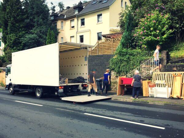 Camion de déménagement en intervention devant une villa