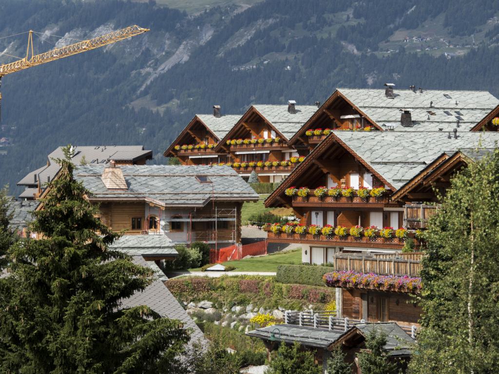 Village de chalets à Crans-Montana avec vue sur les montagnes