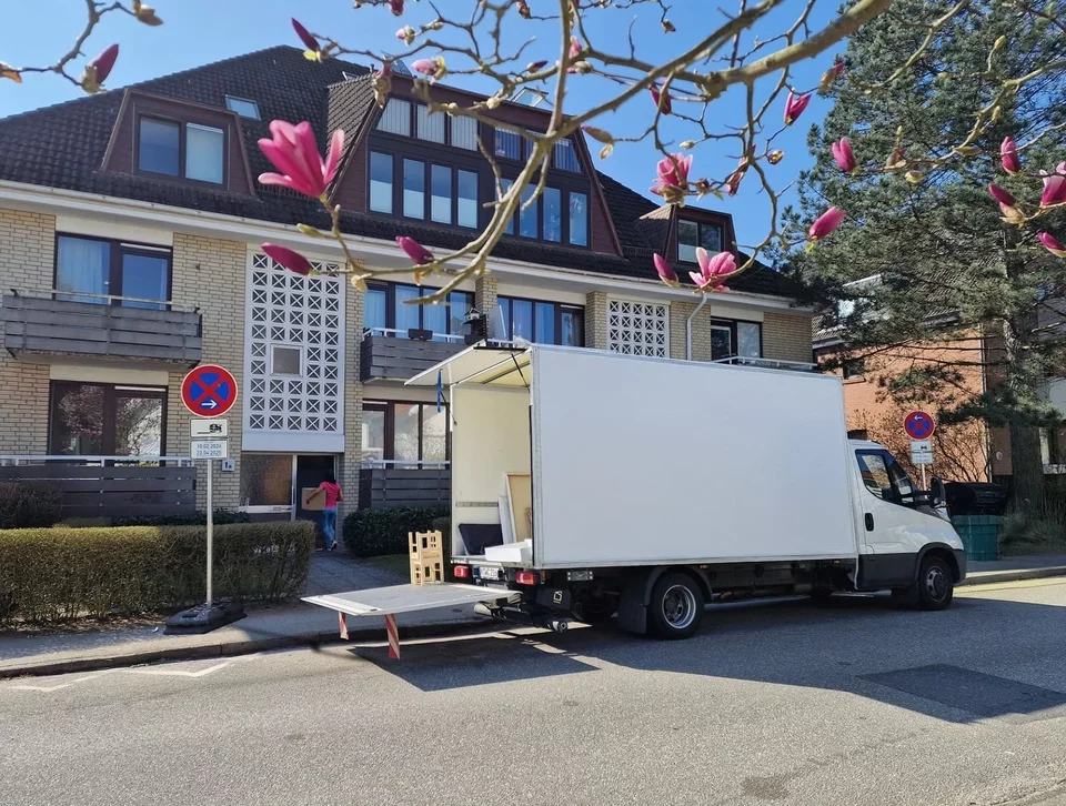 Camion de déménagement devant une résidence au printemps